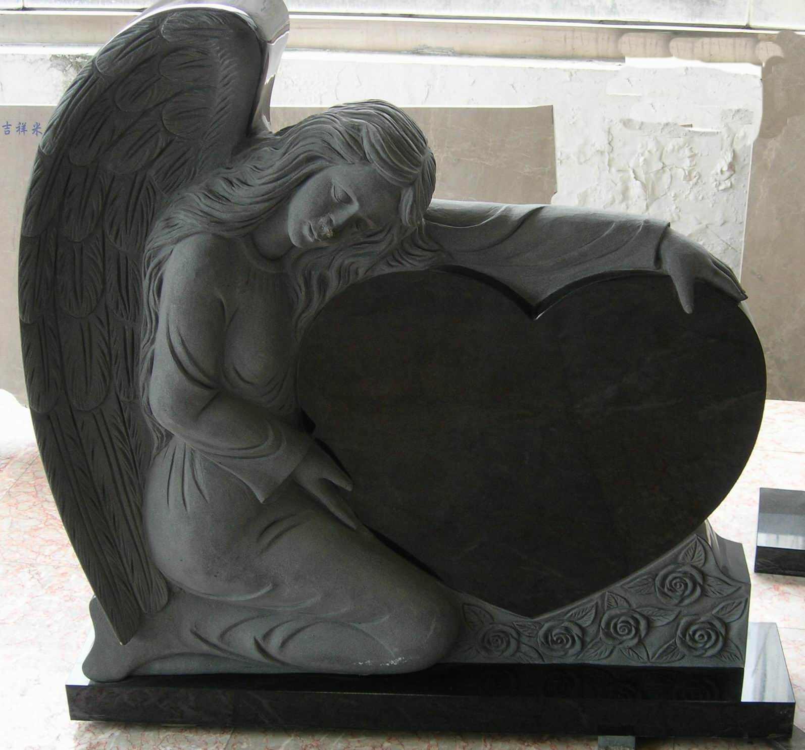 Памятник в виде сердца с ангелом